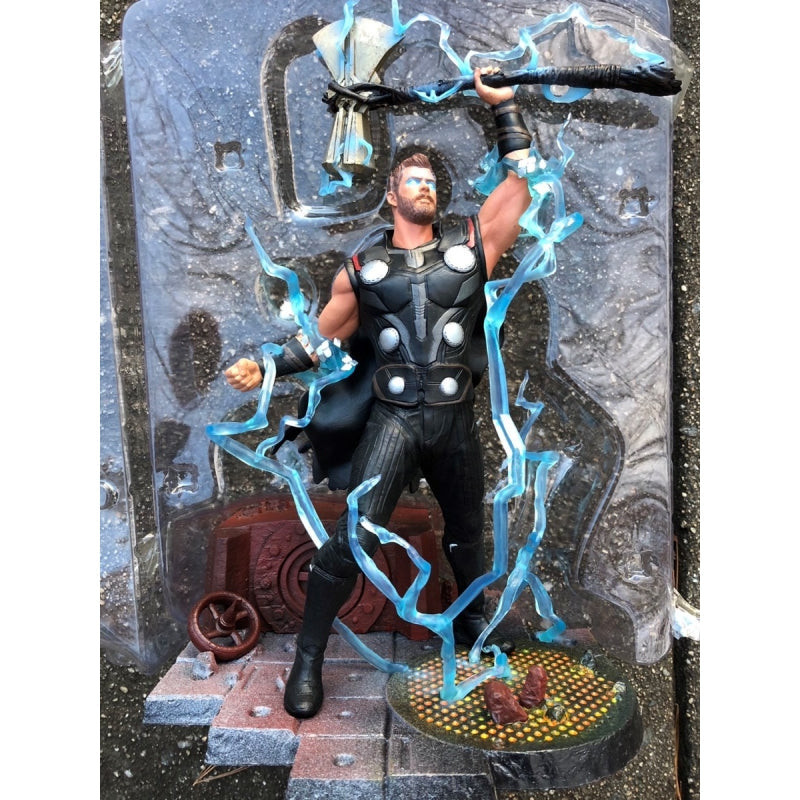 Diamond Select Toys Marvel Thor (Avengers: Infinity War) Gallery PVC Diorama Figure