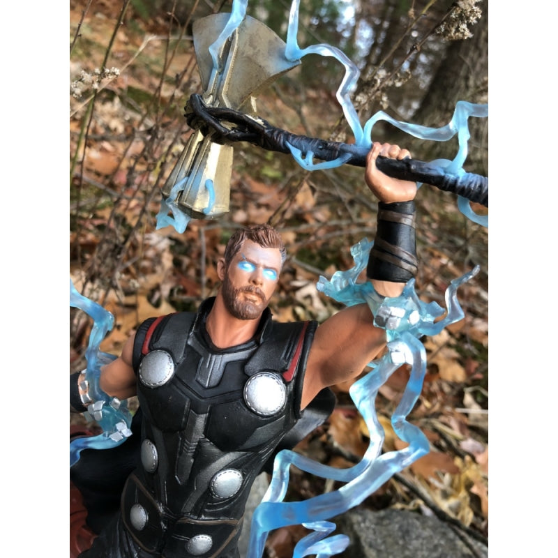 Diamond Select Toys Marvel Thor (Avengers: Infinity War) Gallery PVC Diorama Figure