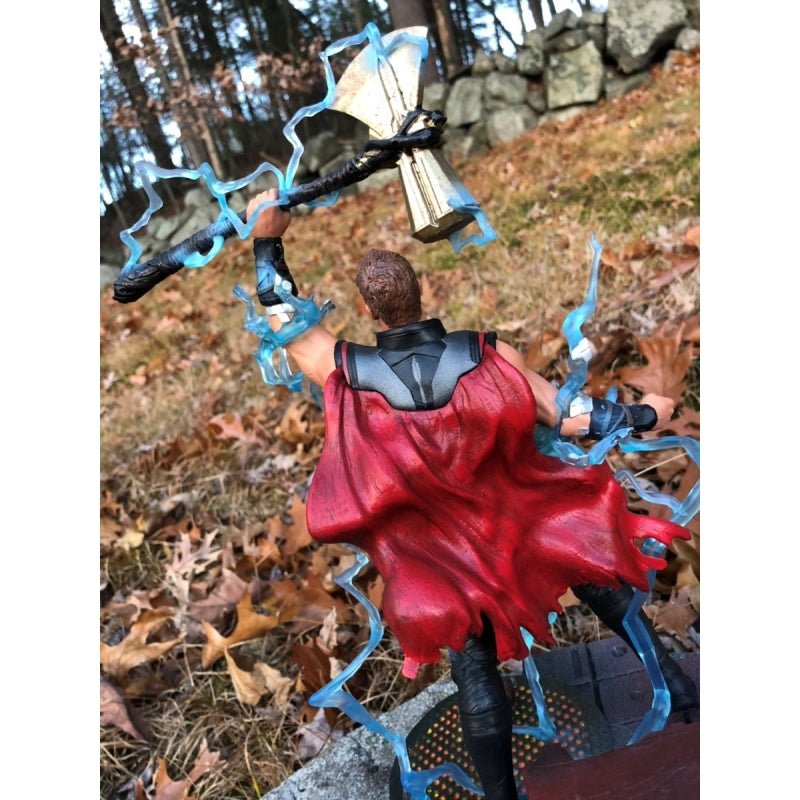Diamond Select Toys Marvel Thor (Avengers: Infinity War) Gallery PVC Diorama Figure